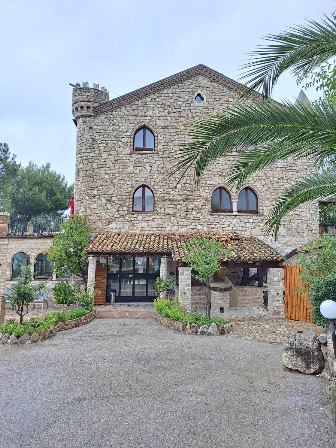 Hotel Lo Smeraldo Roccavivara Buitenkant foto